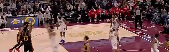 开云平台-奥孔古接手递手传球三分命中，老鹰领先骑士到两位数分差